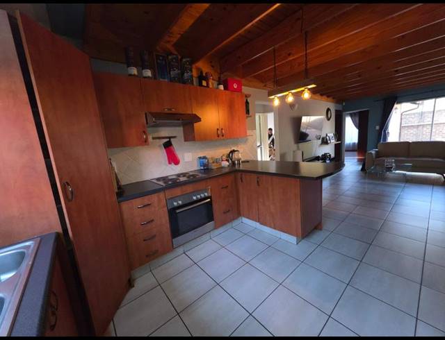 4 BEDROOM CLUSTER FOR SALE IN POMONA